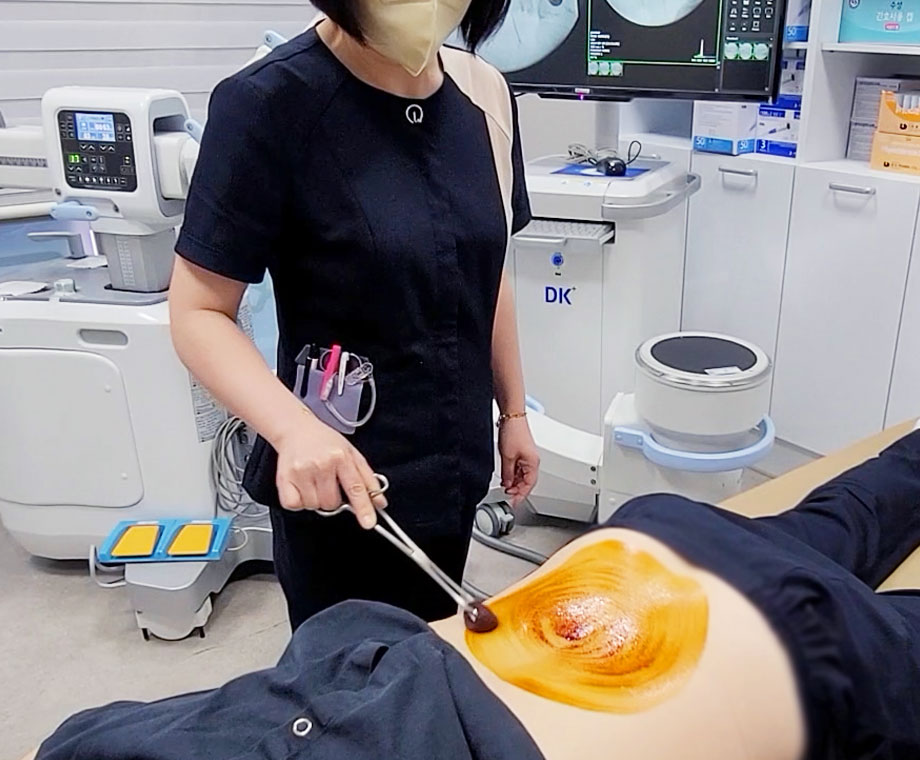 간호팀 피부 소독 장면