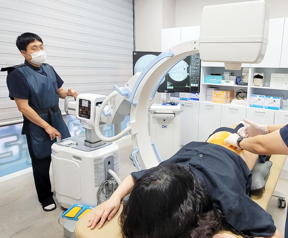 방사선팀 C-arm 조작 장면