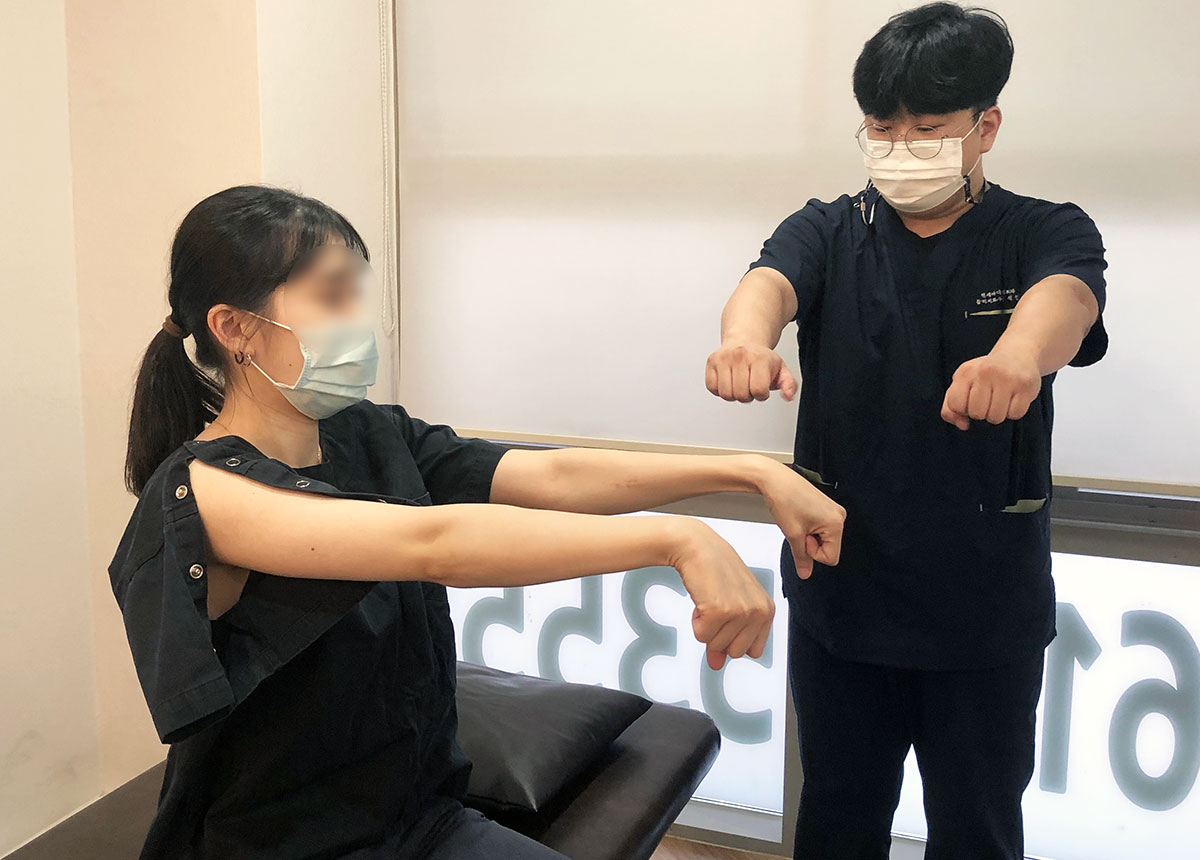 테니스엘보 손목 신전근 스트레칭 등척성 운동치료 — 대구팔꿈치병원 연세마디신경외과